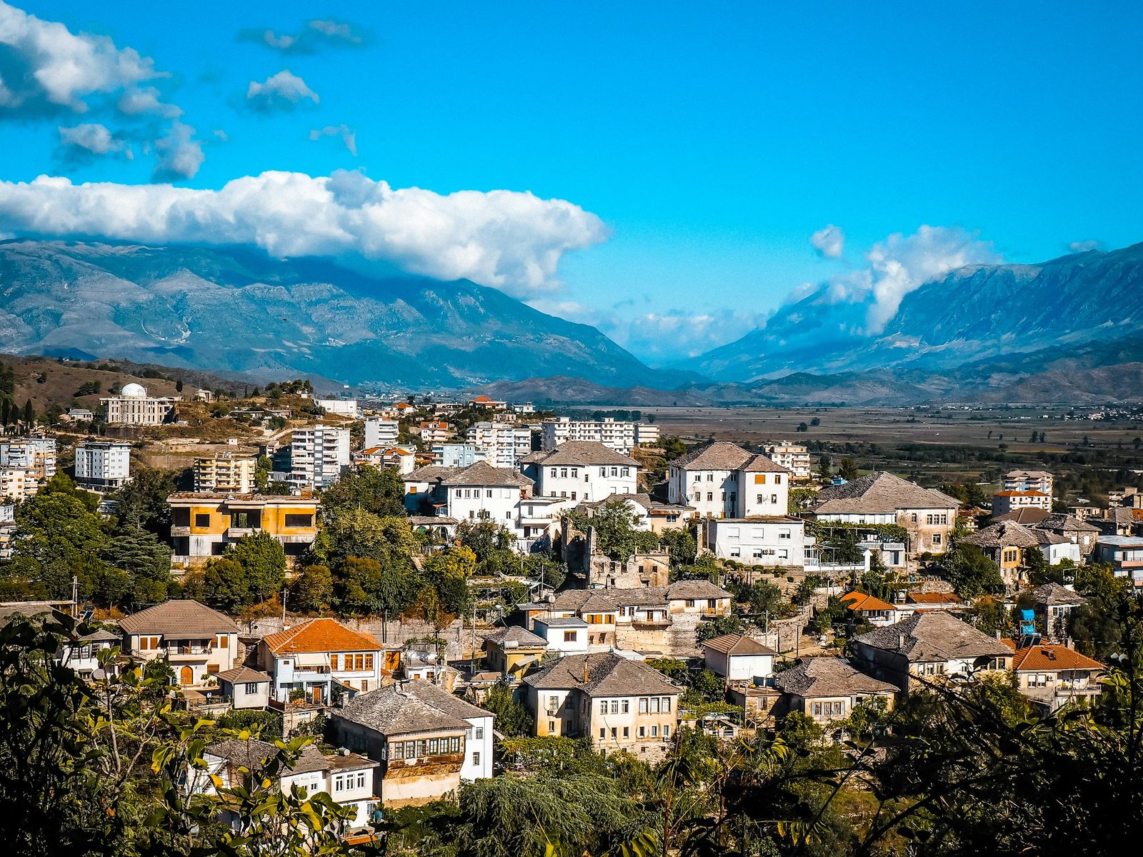 Gjirokastër, città di pietra del sud dell'Albania, con le montagne alle spalle